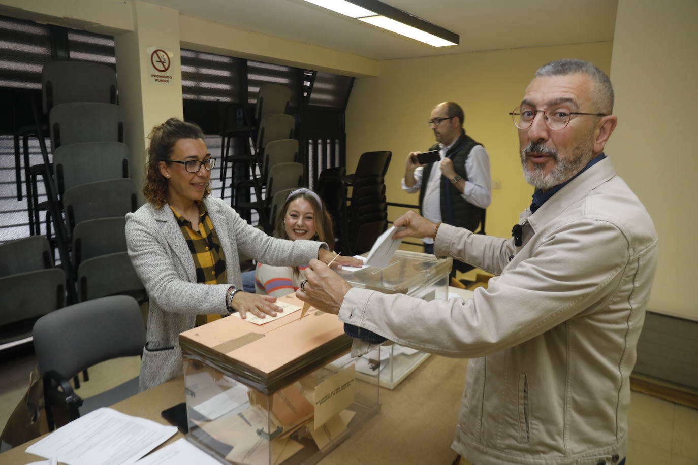 «Ilusión» entre los candidatos de Gijón al depositar el voto