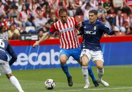 Cali Izquierdoz y Hugo Rama en el partido de Liga de Segunda División entre el Sporting y el Real Oviedo.