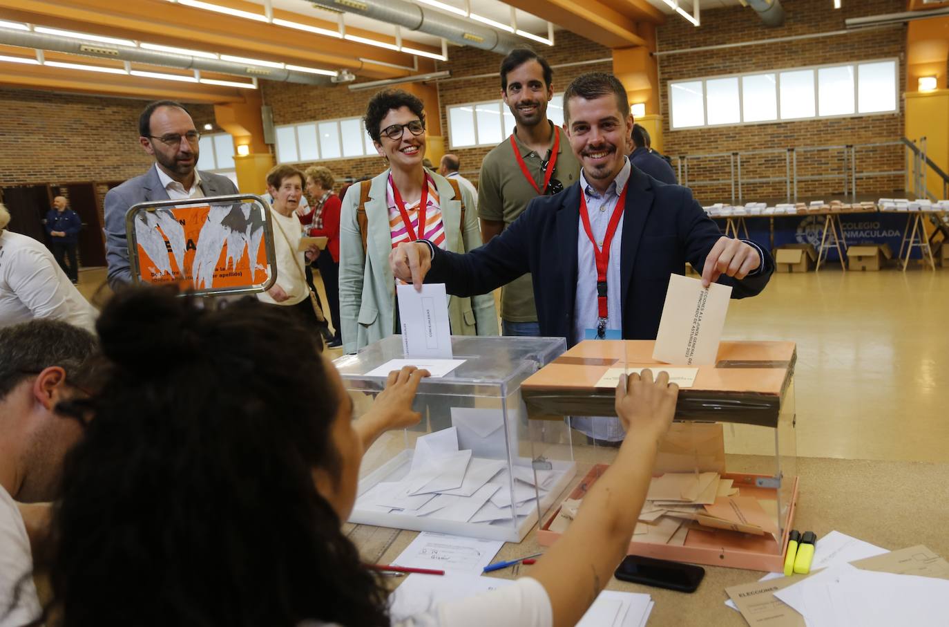 «Ilusión» entre los candidatos de Gijón al depositar el voto