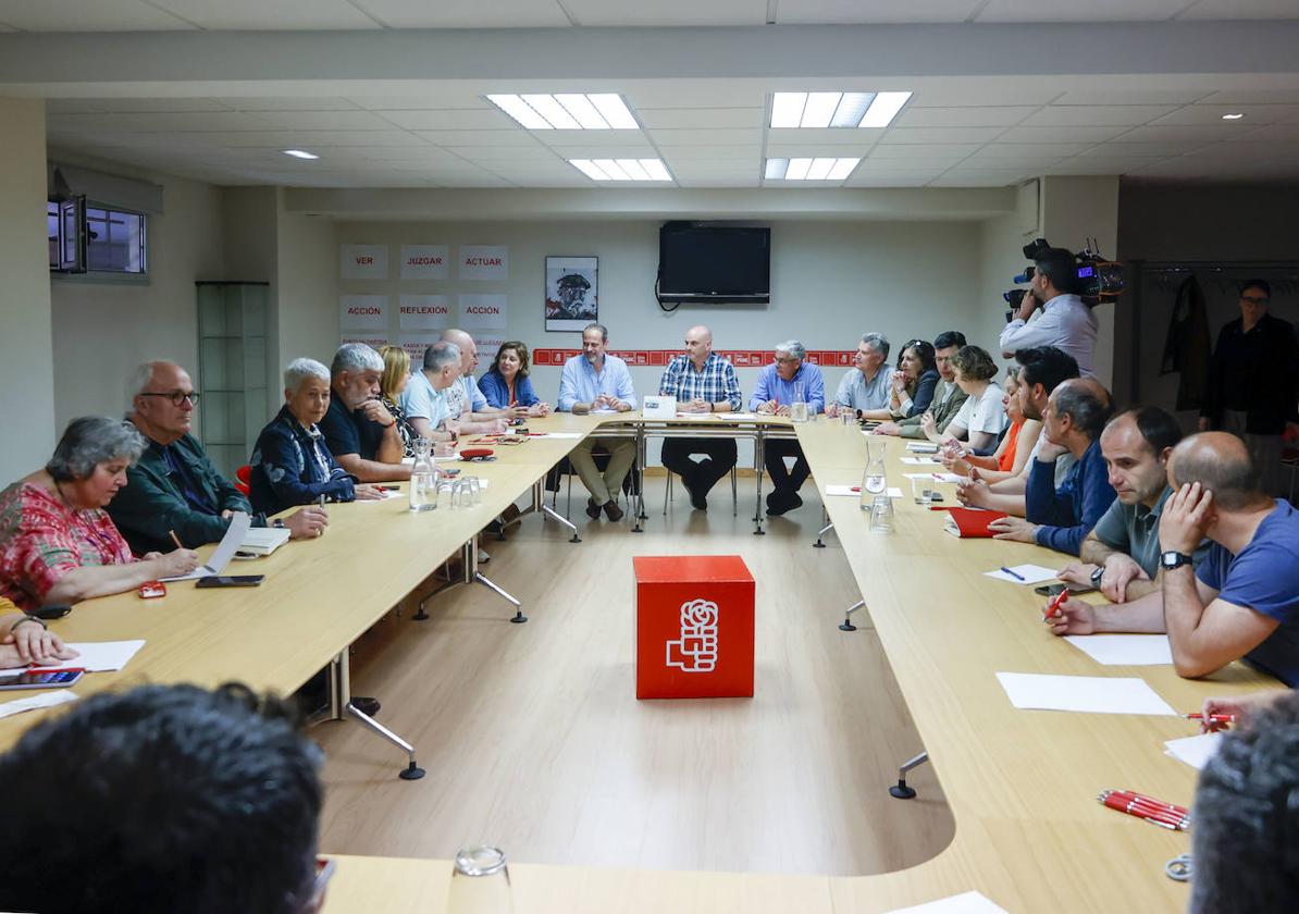 Reunión, este lunes, de la ejecutiva del PSOE gijonés en la Casa del Pueblo, con presencia de miembros de la candidatura.