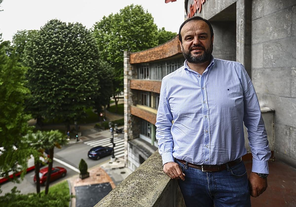 Jenaro Martínez, en una de las terrazas de la sede de UGT en Oviedo.