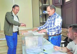 El alcalde y candidato socialista a la Alcaldía de Villaviciosa, Alejandro Vega, votando.