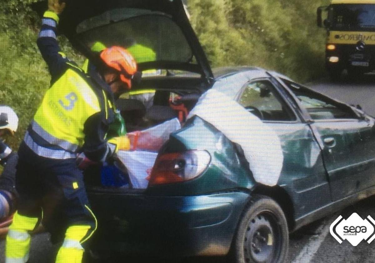 Herido grave un hombre de 30 años tras volcar su coche en Santo Adriano