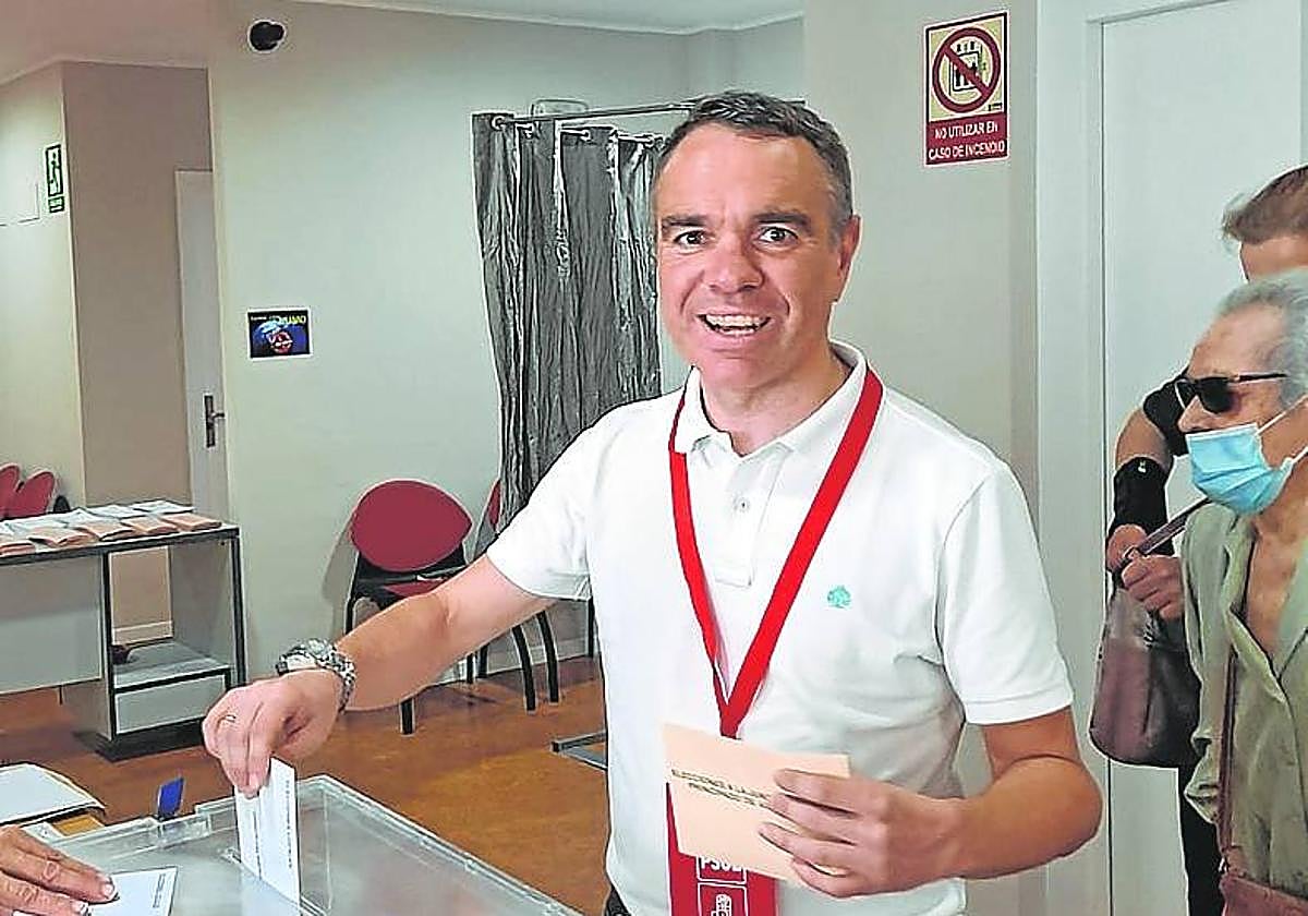 Iván Fernández deposita su voto en la urna. lva