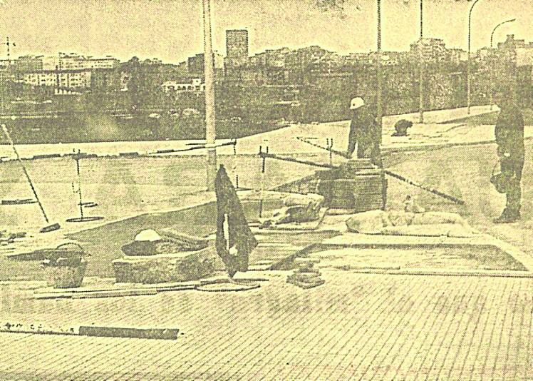 Instalación de la tubería para teléfonos en el Polígono de Pumarín.