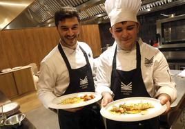 Marcos Mistry, jefe de cocina del restaurante Marcos, e Isaac Gómez muestran el resultado de su trabajo.