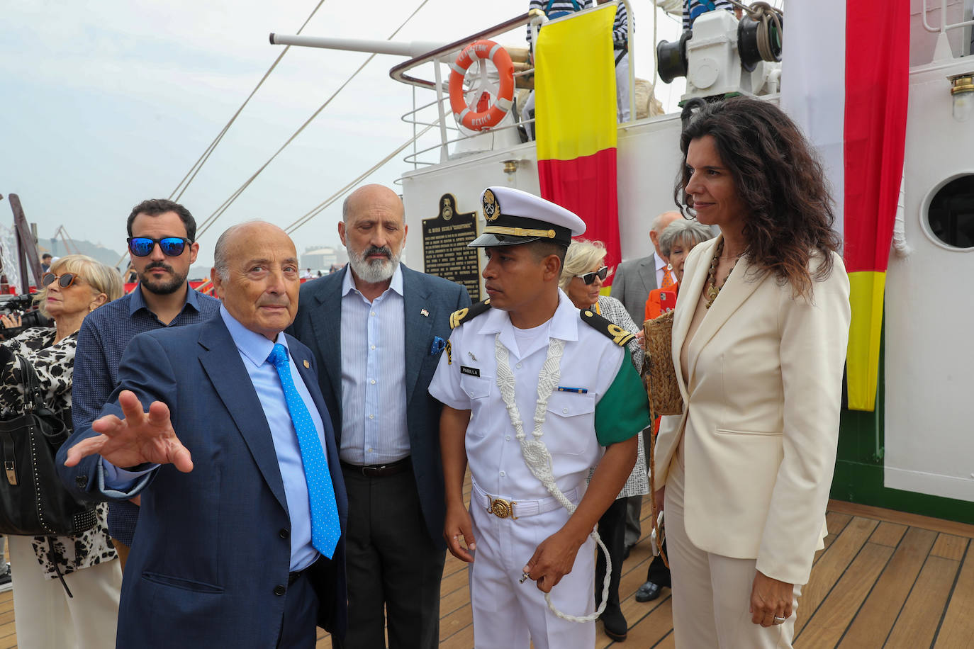 El &#039;caballero de los mares&#039; despliega su esplendor en Gijón