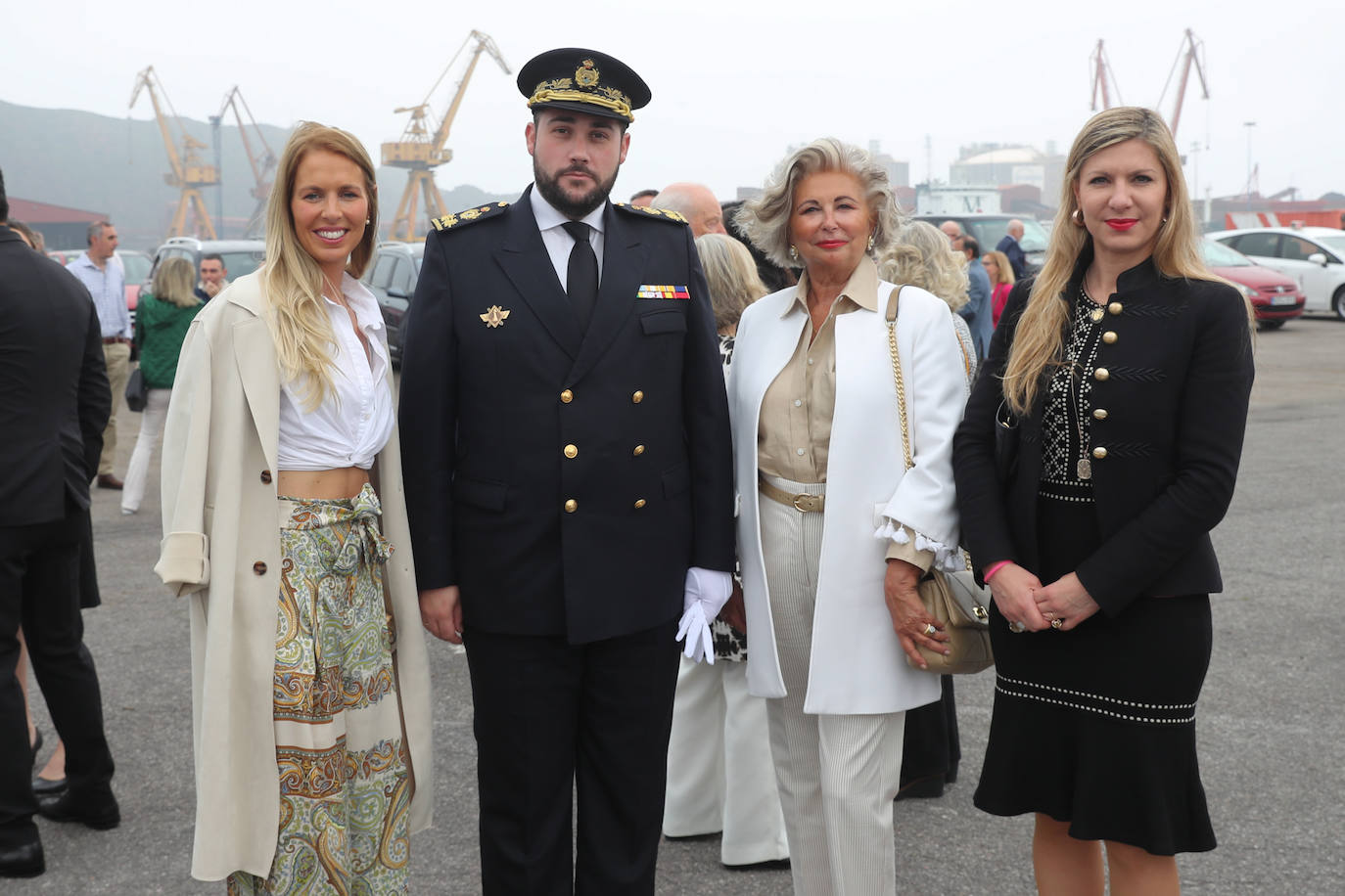 El &#039;caballero de los mares&#039; despliega su esplendor en Gijón