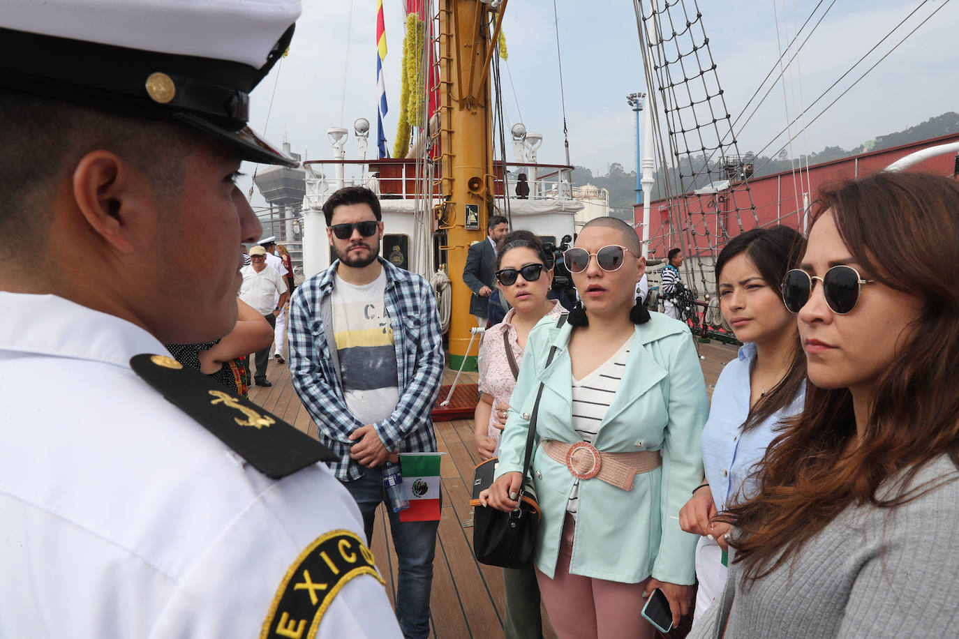 El &#039;caballero de los mares&#039; despliega su esplendor en Gijón