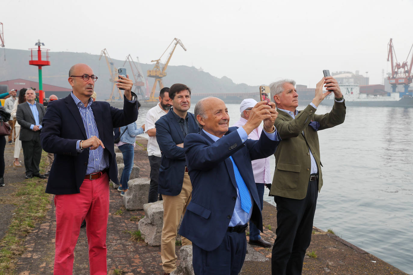 El &#039;caballero de los mares&#039; despliega su esplendor en Gijón