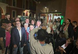 Roberto García festejó con integrantes de Convocatoria por Langreo la victoria.