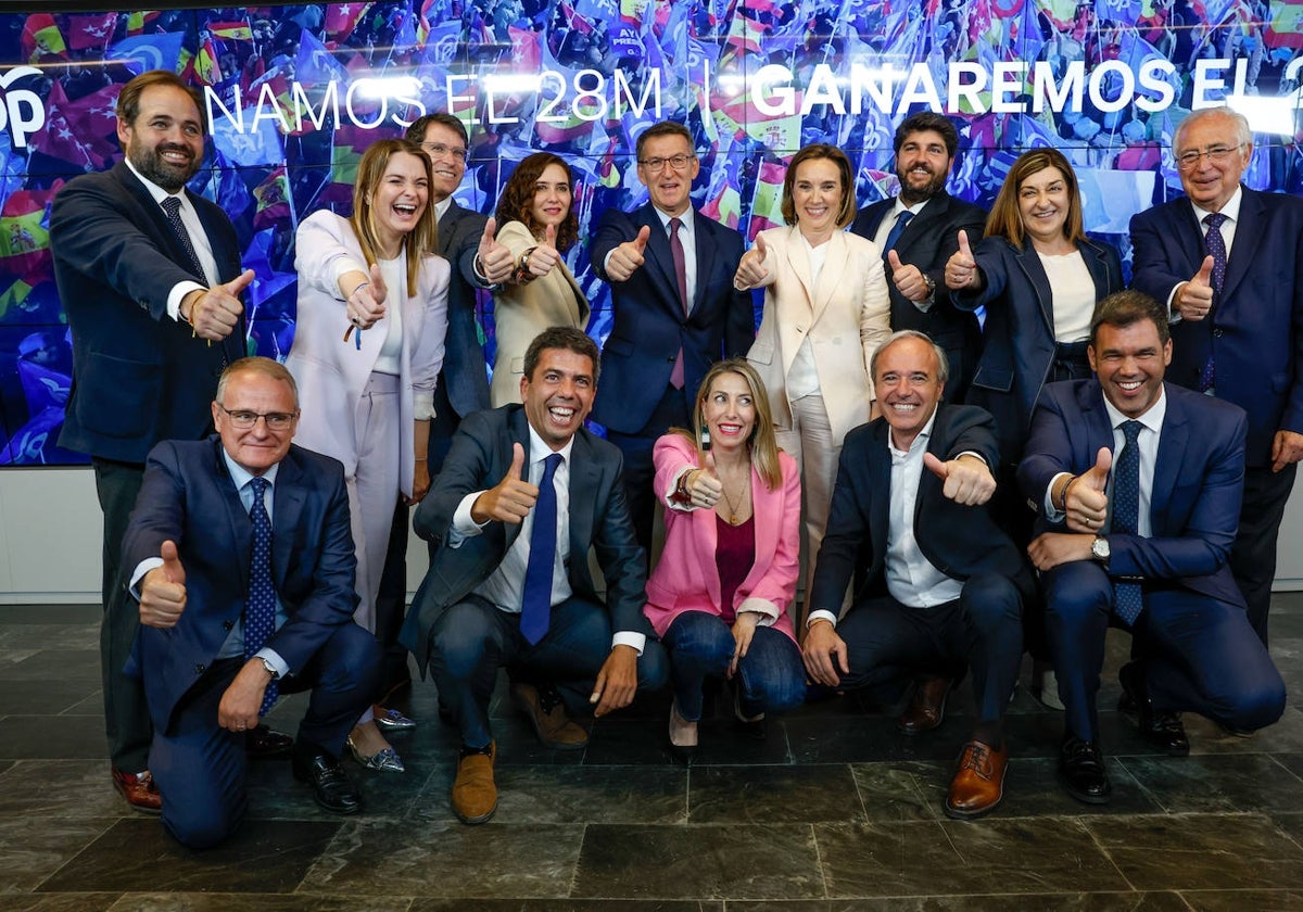 El presidente del PP nacional, Alberto Núñez Feijóo, con sus líderes territoriales, entre ellos Diego Canga.