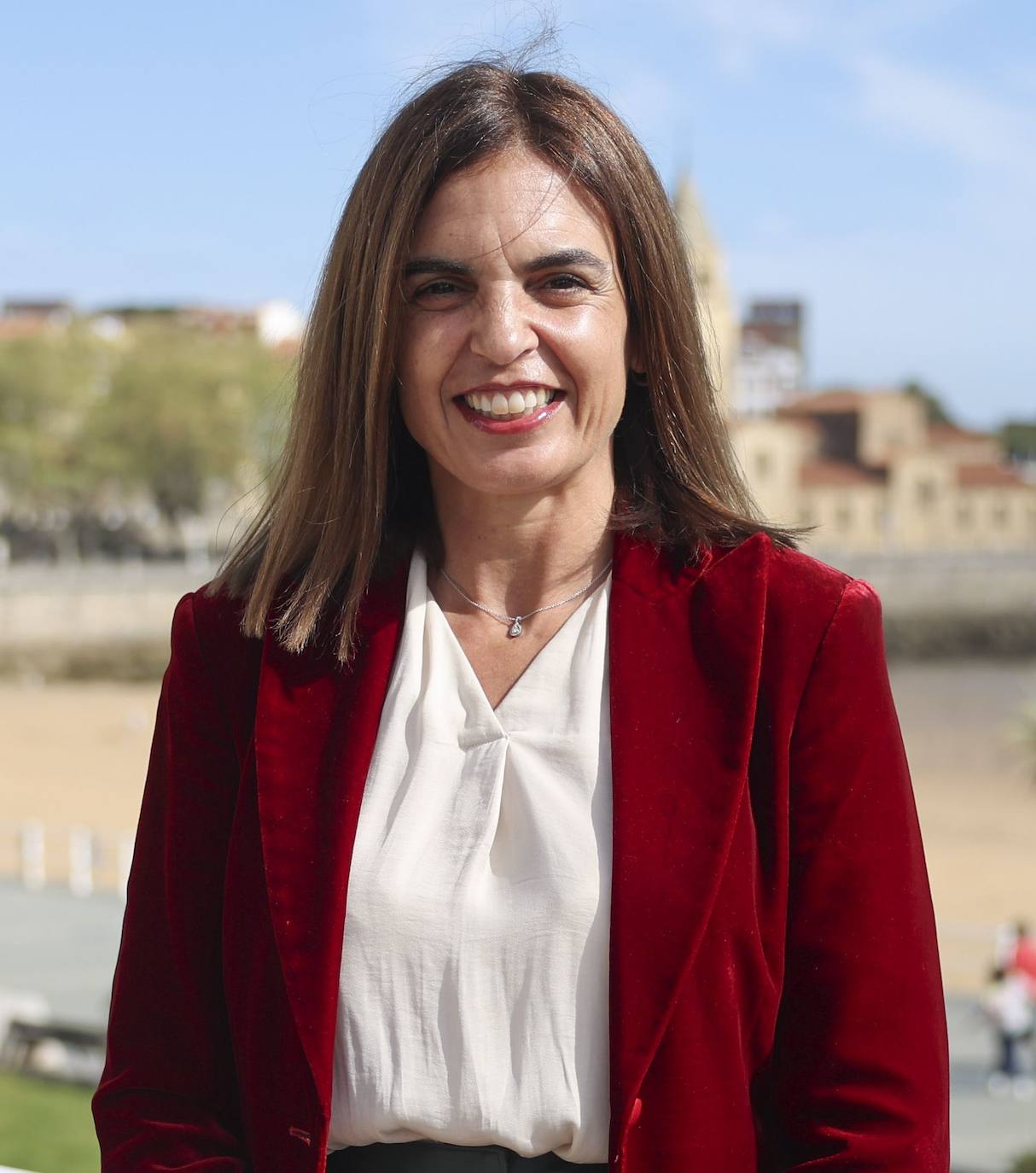 La primera cara nueva en la lista de Foro. Es titular del departamento de Administración de Empresas de la Universidad de Oviedo y fue directora de Área de Posgrado y Títulos Propios durante el rectorado de Santiago García Granda. María Mitre (Gijón, 1975) es doctora por la Universidad de Granada y cuenta con un máster universitario en Administración y Dirección de Empresas (MBA).