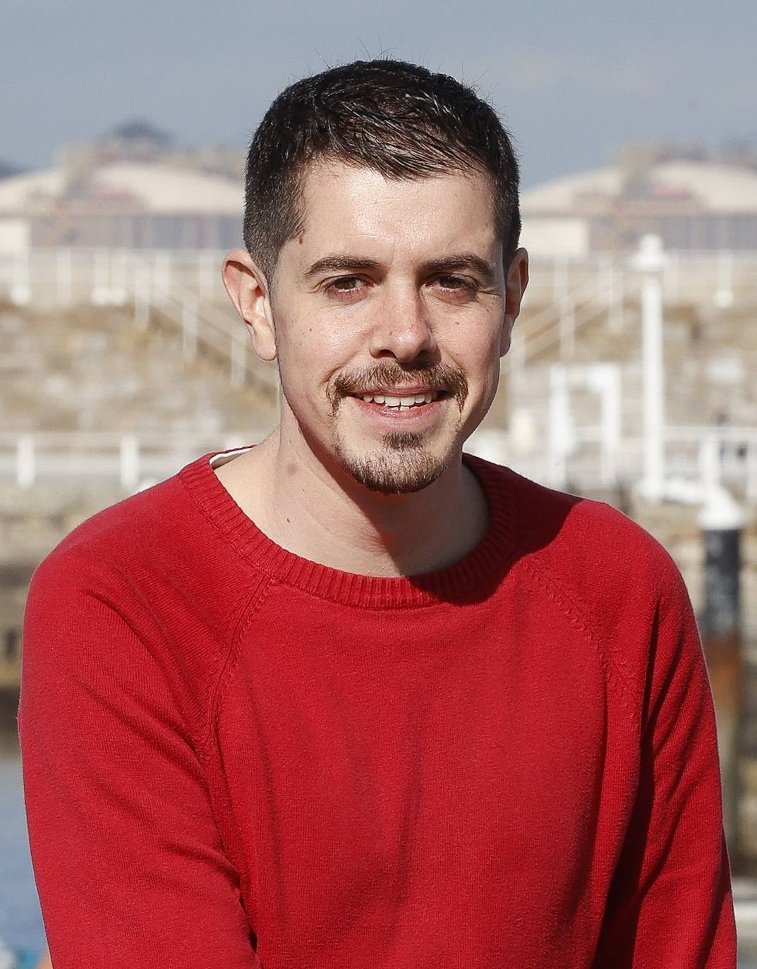 Biólogo que ejerció como asesor de Aurelio Martín durante el último mandato. Fue miembro de la Asociación de Estudiantes Progresistas, donde estuvo a cargo de la coordinación de un programa de intercambio de libros. De 2012 a 2015 fue elegido presidente del Conseyu de Mocedá. Contra todo pronóstico, Suárez Llana no sólo resistió el embate de la derecha, sino que mejoró los resultados de 2019.