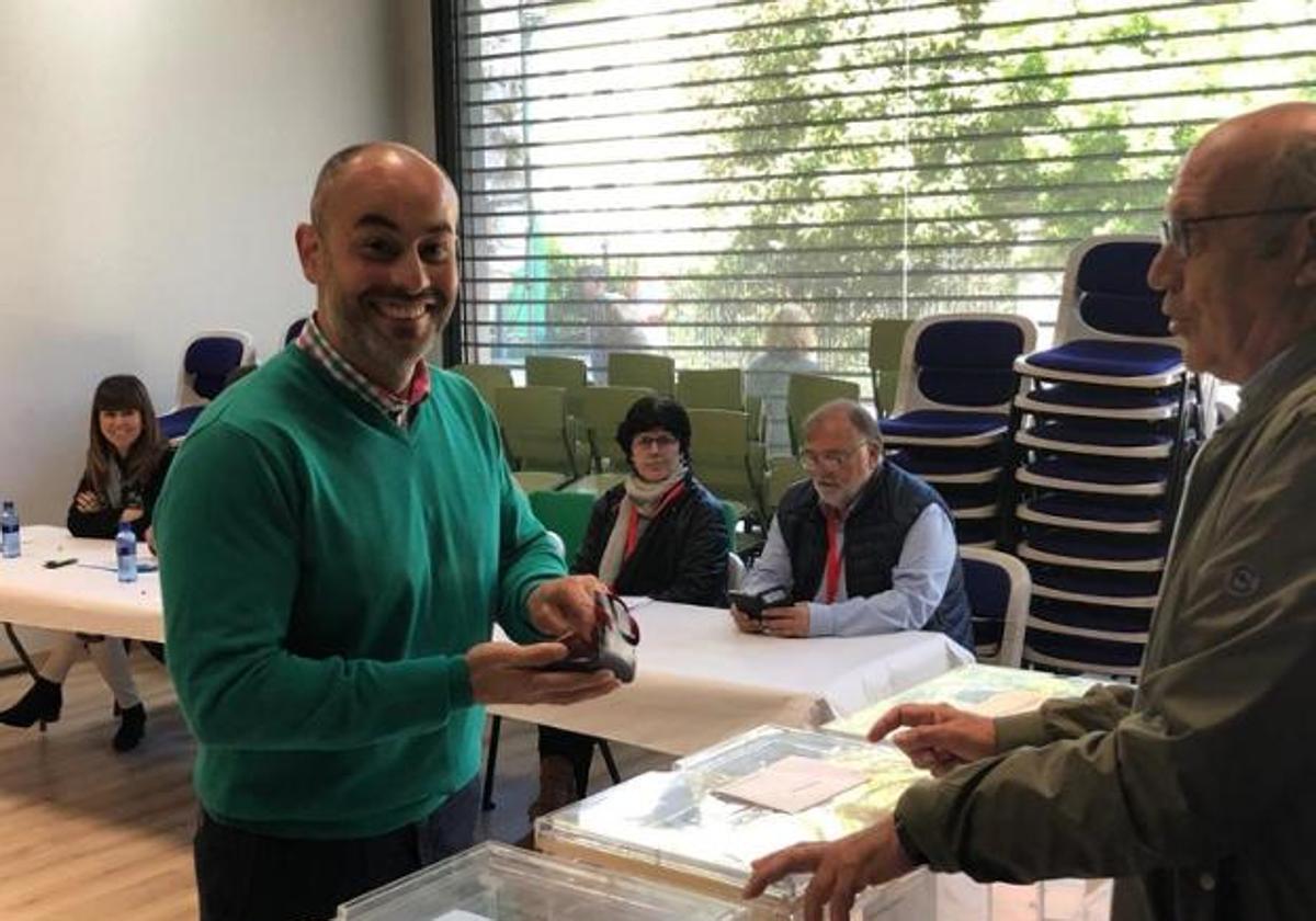 Paulo García, votando, con el socialista Ramón Canal al fondo.