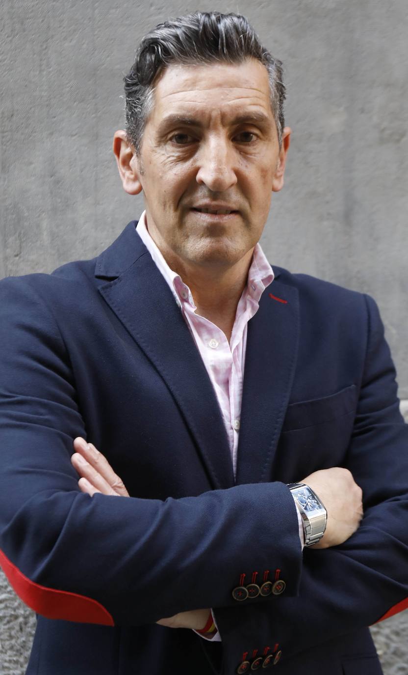 Nació en Gijón hace 54 años. Técnico en Gestión Medioambiental, es director comercial de una multinacional holandesa dedicada a fabricar componentes para el sector medioambiental. También es entrenador y exjugador de balonmano en categorías nacionales. Es miembro de la junta directiva del PP de Gijón y representa al partido en la Junta Rectora del Patronato Deportivo Municipal.