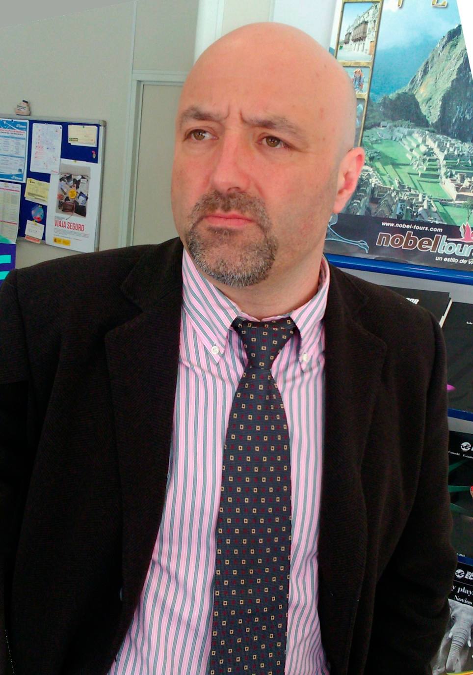 Licenciado en Administración y Dirección de Empresas (ADE). Es vicesecretario general de Acción Sectorial del PP de Gijón, presidente de la Comisión de Inmigración del PP de Asturias y miembro del Comité Ejecutivo regional. Por ello acompaño a Diego Canga a pedir el voto en América. Actualmente es representante popular en la junta rectora de la Fundación Municipal de Cultura.