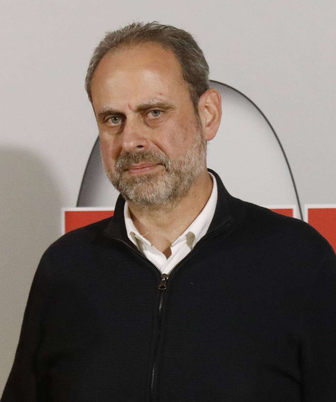Licenciado en Derecho por la Universidad de Oviedo, ejerce como abogado colegiado en Gijón desde hace 34 años. Fue candidato en las primarias del PSOE de Gijón en 2019, enfrentándose a Ana González y José Ramón Tuero. Formó parte también de la ejecutiva de Iván Ardura, secretario general de la agrupación socialista desbancado por Monchu García, el actual.