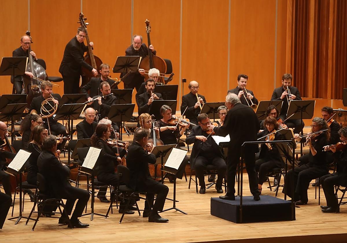 Philippe Herreweghe, anoche, al frente de la Orquesta de los Campos Elíseos.