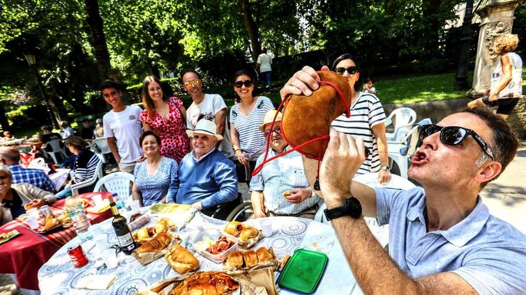 Ovetenses disfrutando del Martes de Campo.