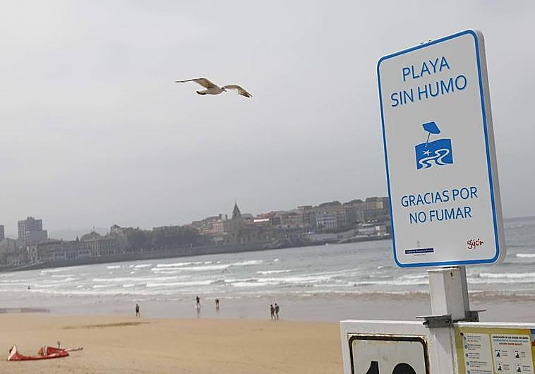 La playa de San Lorenzo, en Gijón, luce el distintivo de 'playa sin humo'.