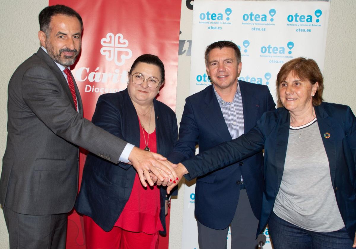 David González Pardo, Elsa Suárez, José Luis Álvarez Almeida y Pilar Varela, tras la firma del convenio.