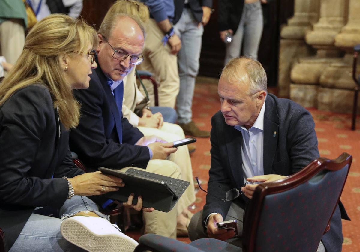 Diego Canga, durante la noche electoral, revisando resultados con la diputada Paloma Gázquez y José Agustín Cuervas-Mons.