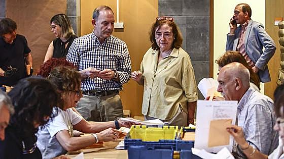 Aparece una nueva caja con 580 votos que retrasa el recuento