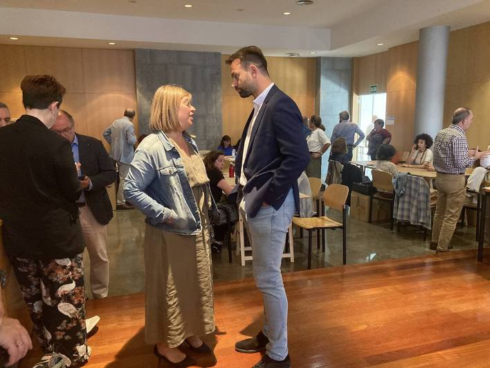 Gimena Llamedo y Álvaro Queipo, en los juzgados de Oviedo, esperan el dato de participación del voto procedente de asturianos residentes en el exterior.