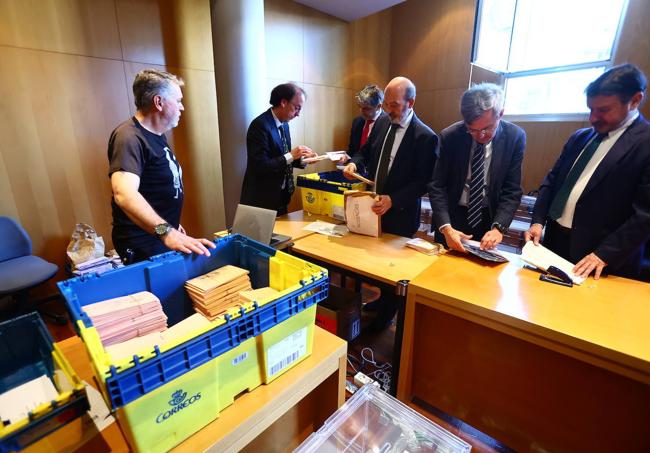 Llegada de las papeletas del voto emigrante a los uzgados de Oviedo esta mañana.