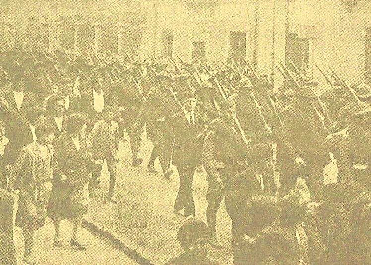 Los soldados retornados, desfilando por las calles gijonesas.