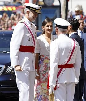 Imagen secundaria 2 - Falda estampada y con toque andaluz: el &#039;look&#039; de la la Reina en el Día de las Fuerzas Armadas