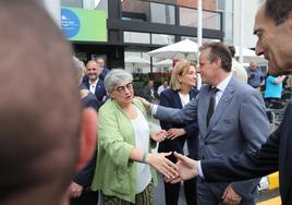 Ana González, junto a Delia Losa y Marcelino Marcos, el verano pasado en la Feria de Muestras, tras saludar a Menéndez.