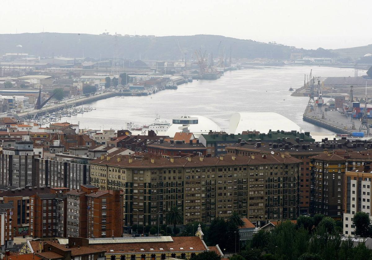 Vistas de la ría de Avilés desde el mirador de la ermita de La Luz.