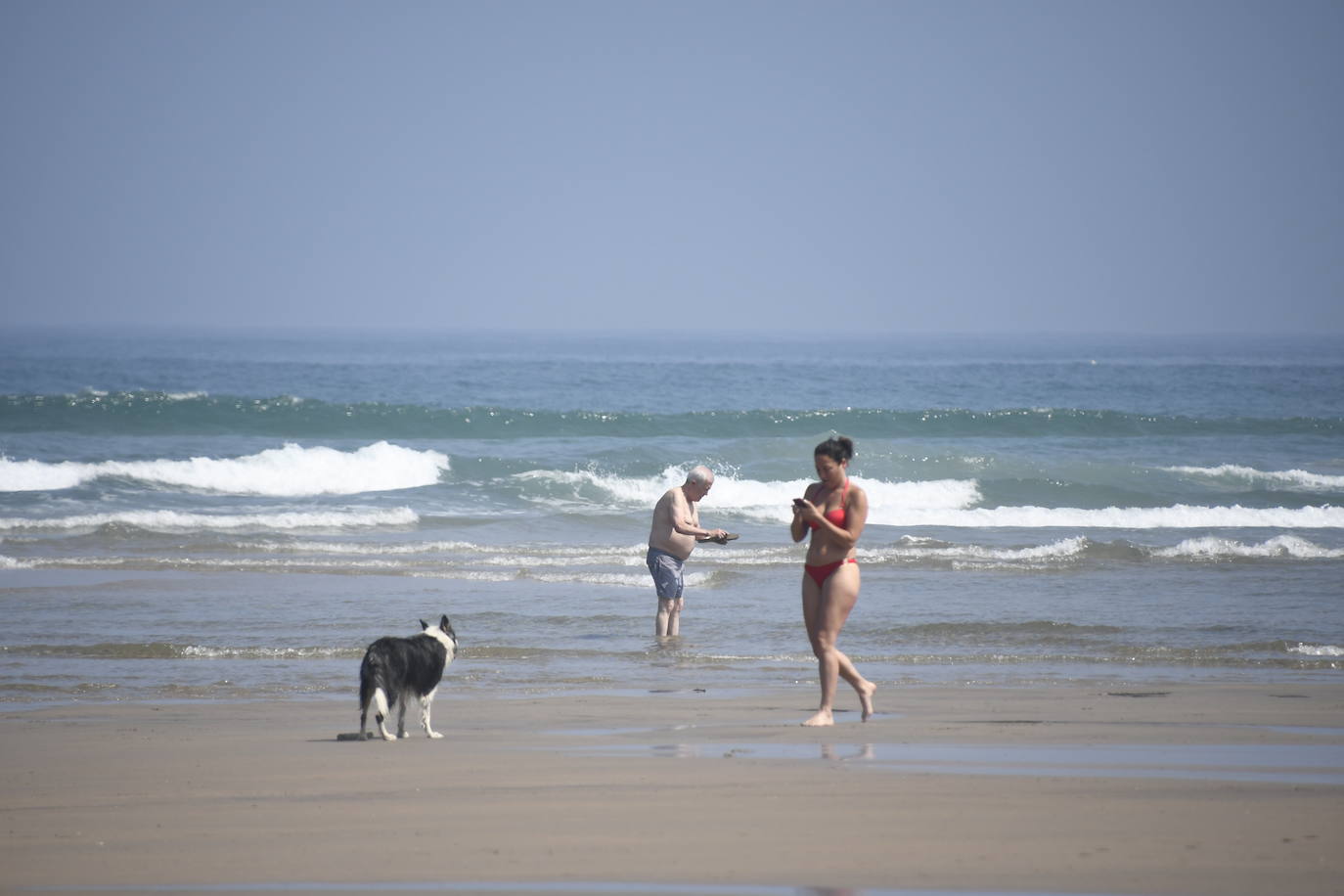 Chapuzones y paseos para superar la jornada de calor en Asturias