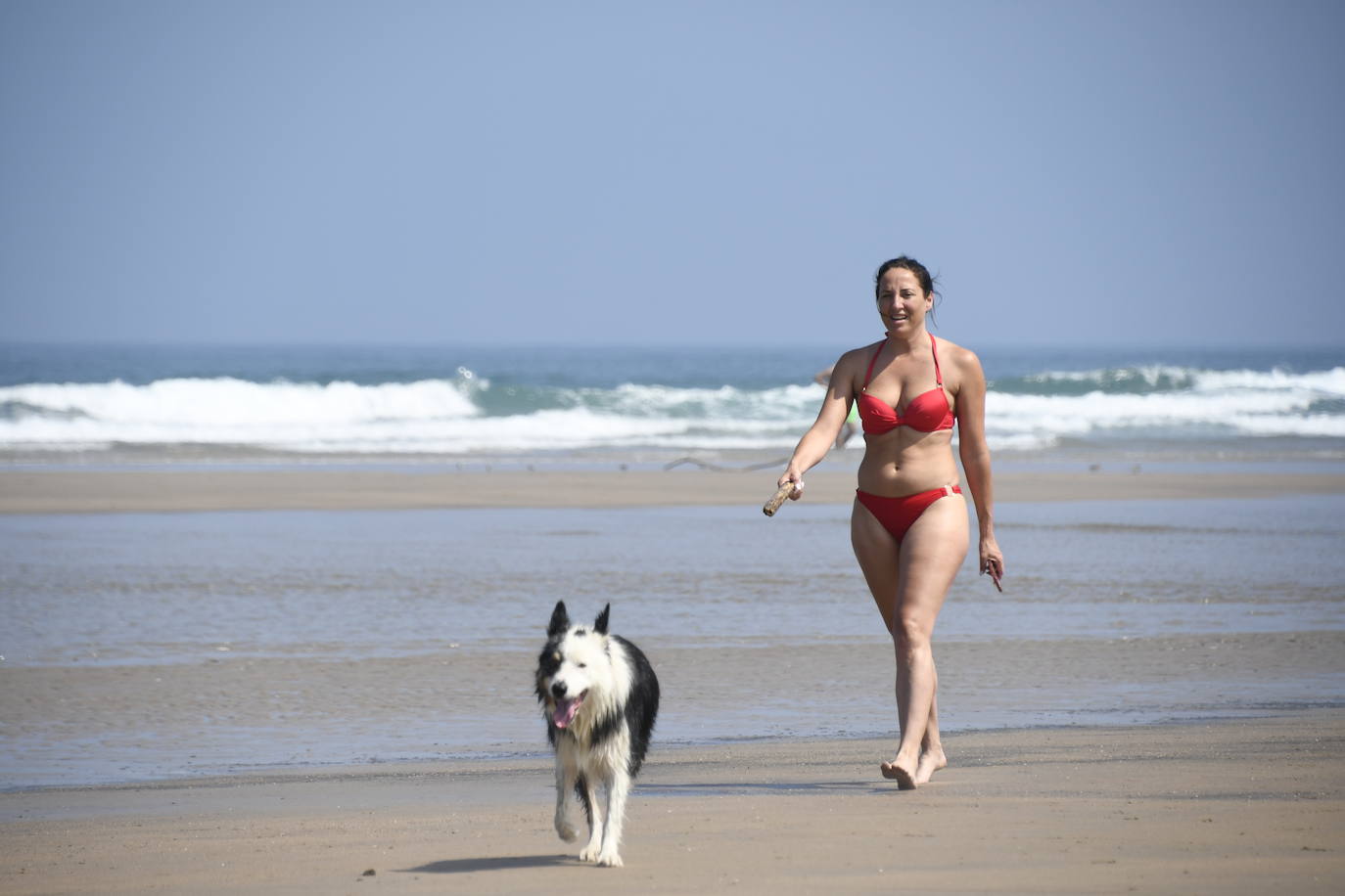 Chapuzones y paseos para superar la jornada de calor en Asturias