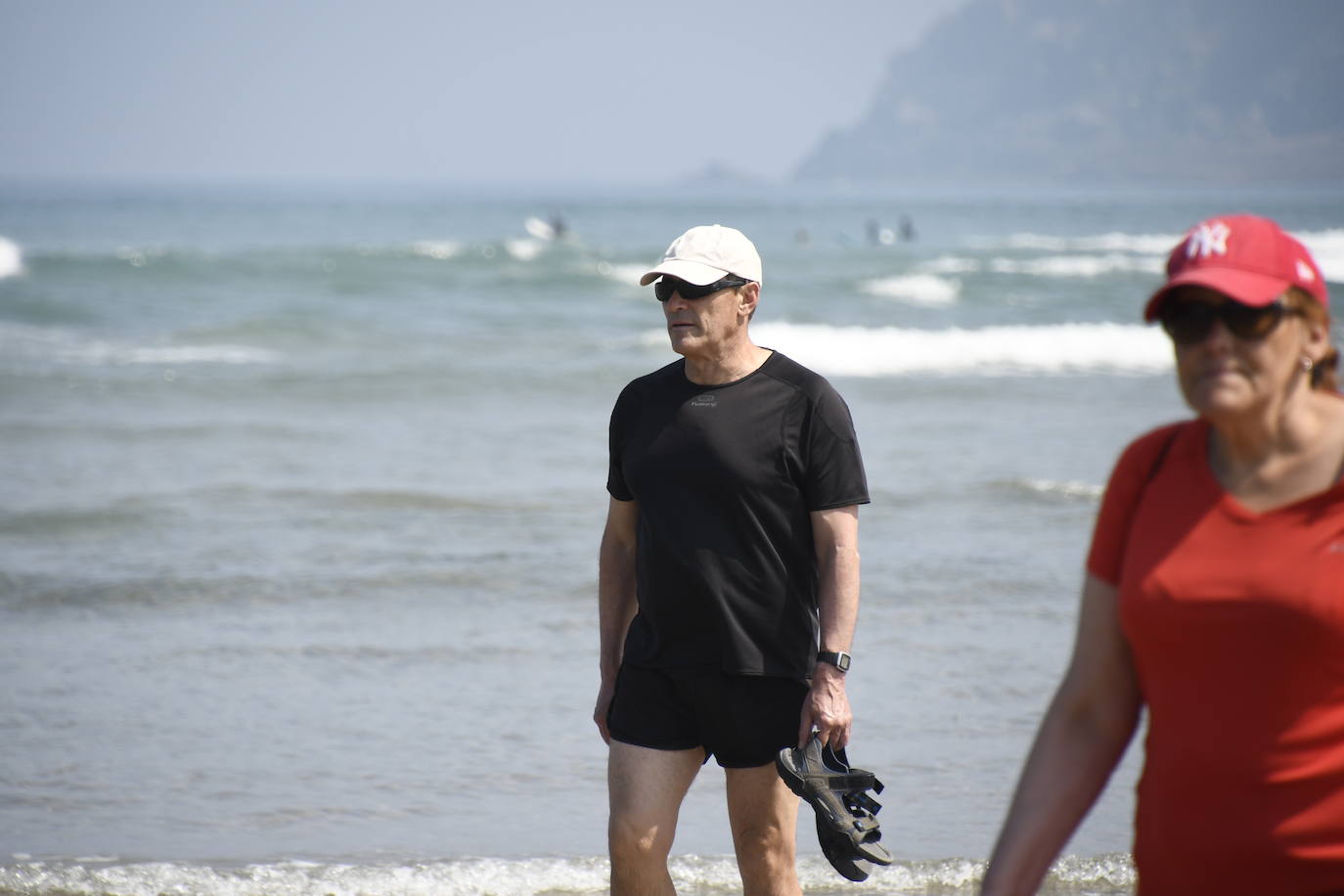 Chapuzones y paseos para superar la jornada de calor en Asturias