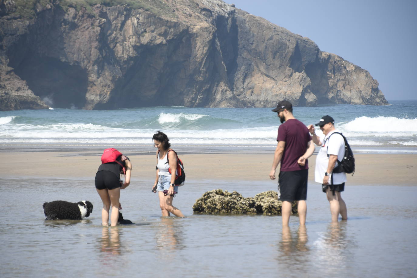 Chapuzones y paseos para superar la jornada de calor en Asturias