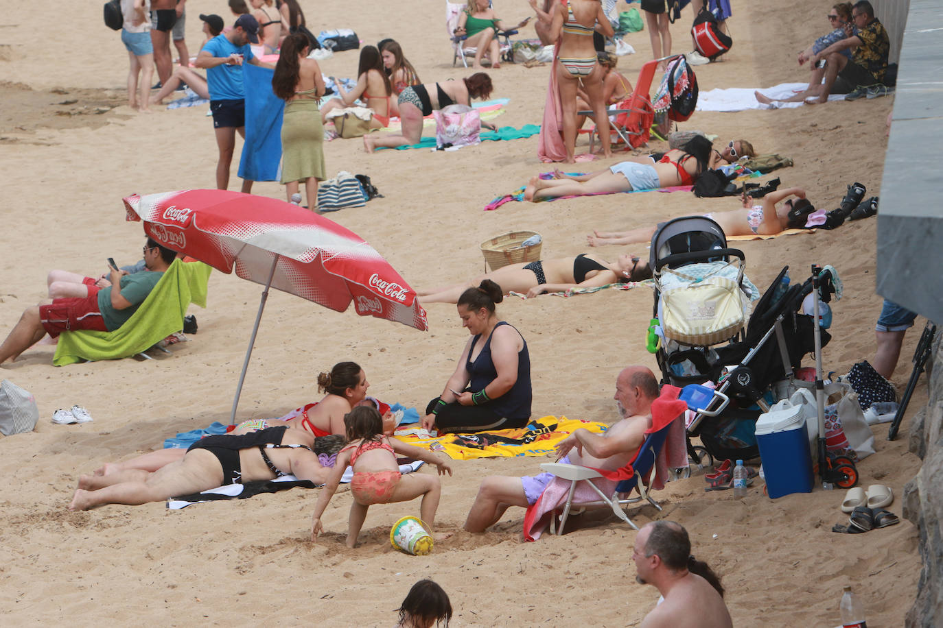 Chapuzones y paseos para superar la jornada de calor en Asturias