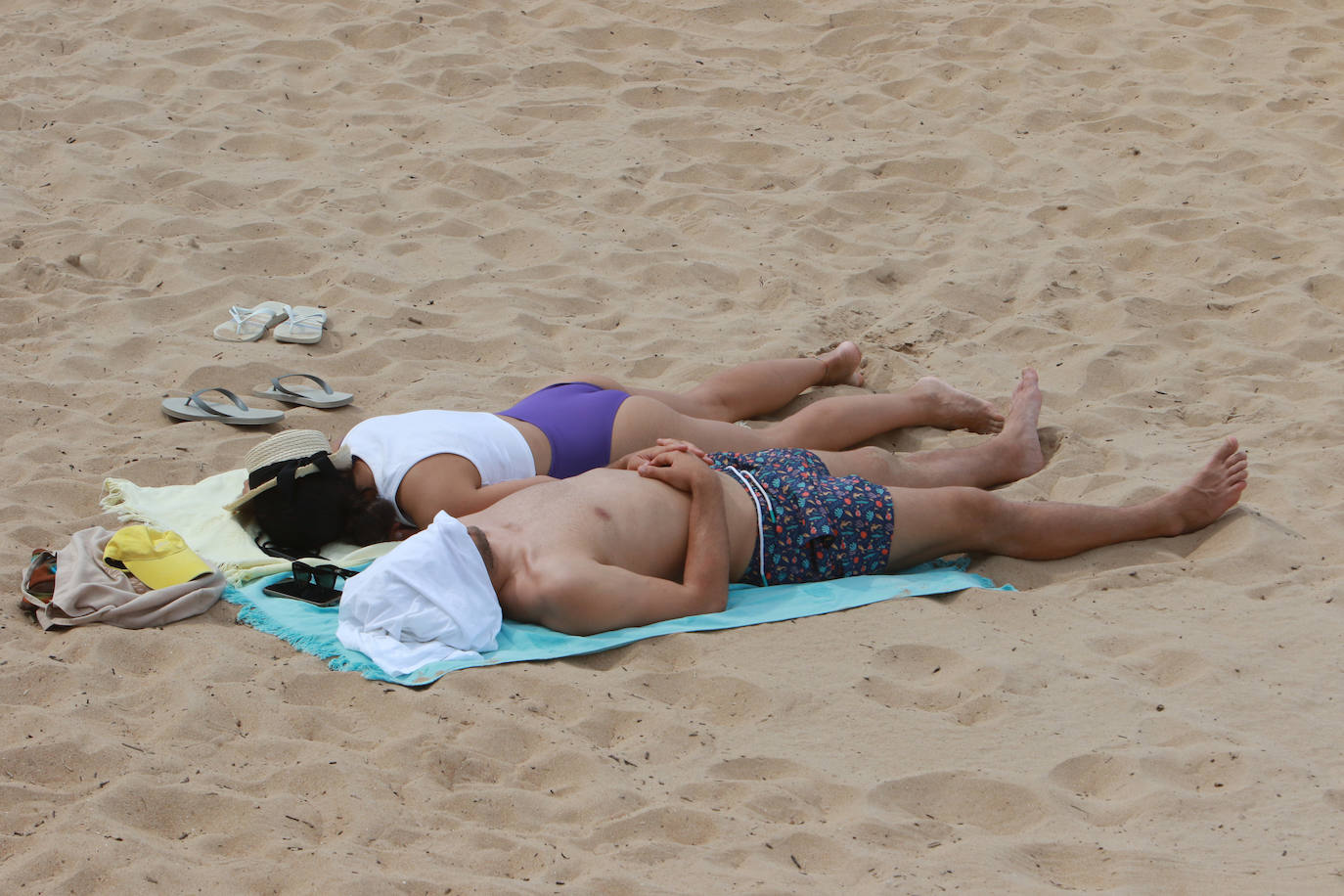 Chapuzones y paseos para superar la jornada de calor en Asturias