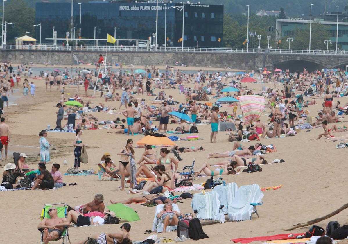 Chapuzones y paseos para superar la jornada de calor en Asturias