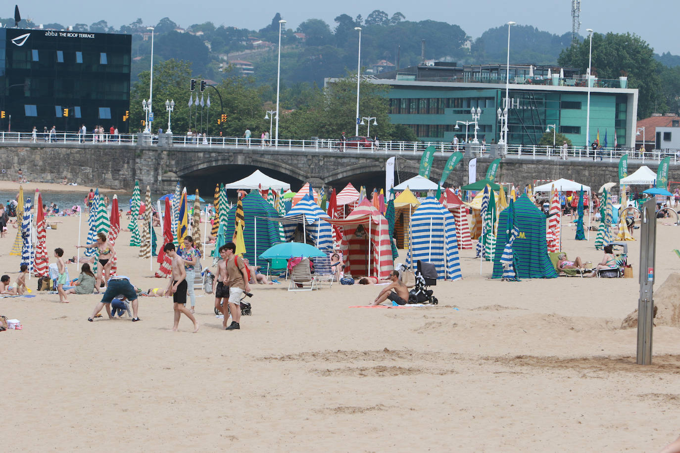 Chapuzones y paseos para superar la jornada de calor en Asturias