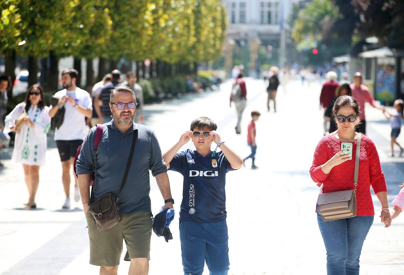 Chapuzones y paseos para superar la jornada de calor en Asturias