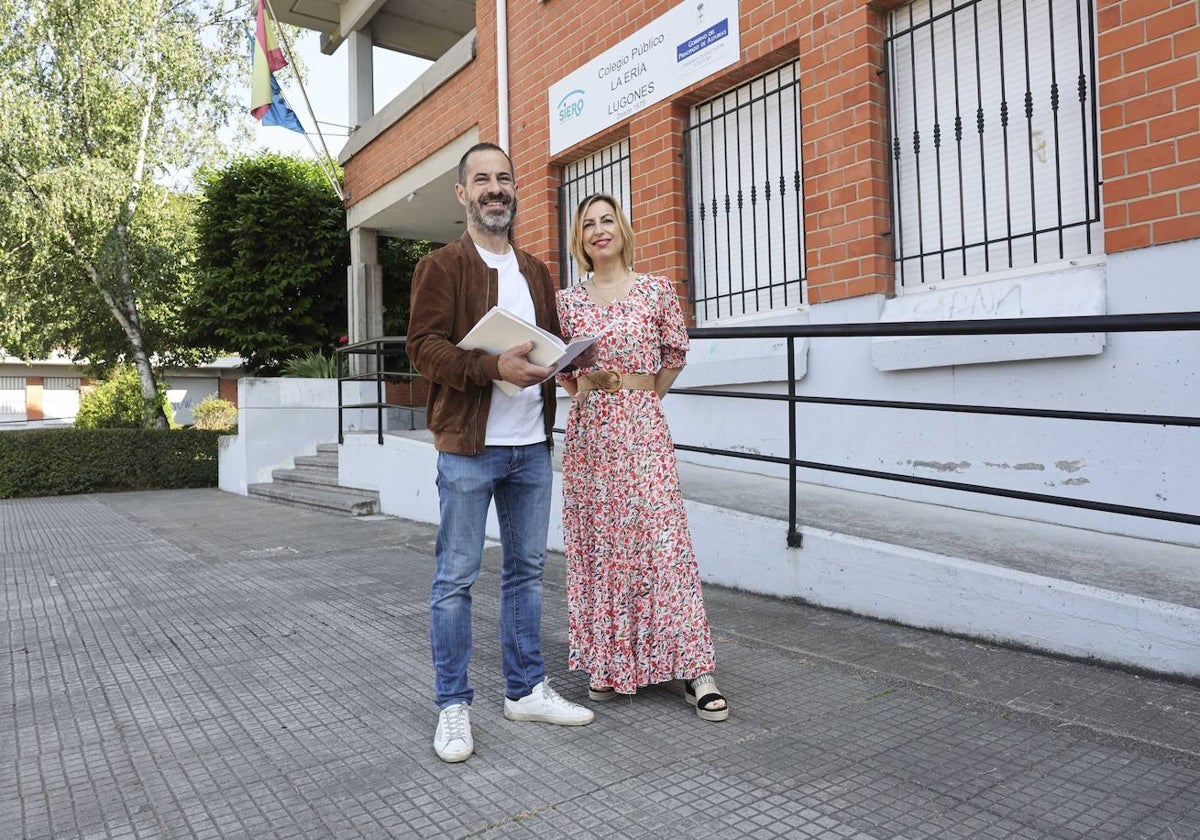 Ángel García y Susana Madera, esta mañana, ante el colegio público La Ería