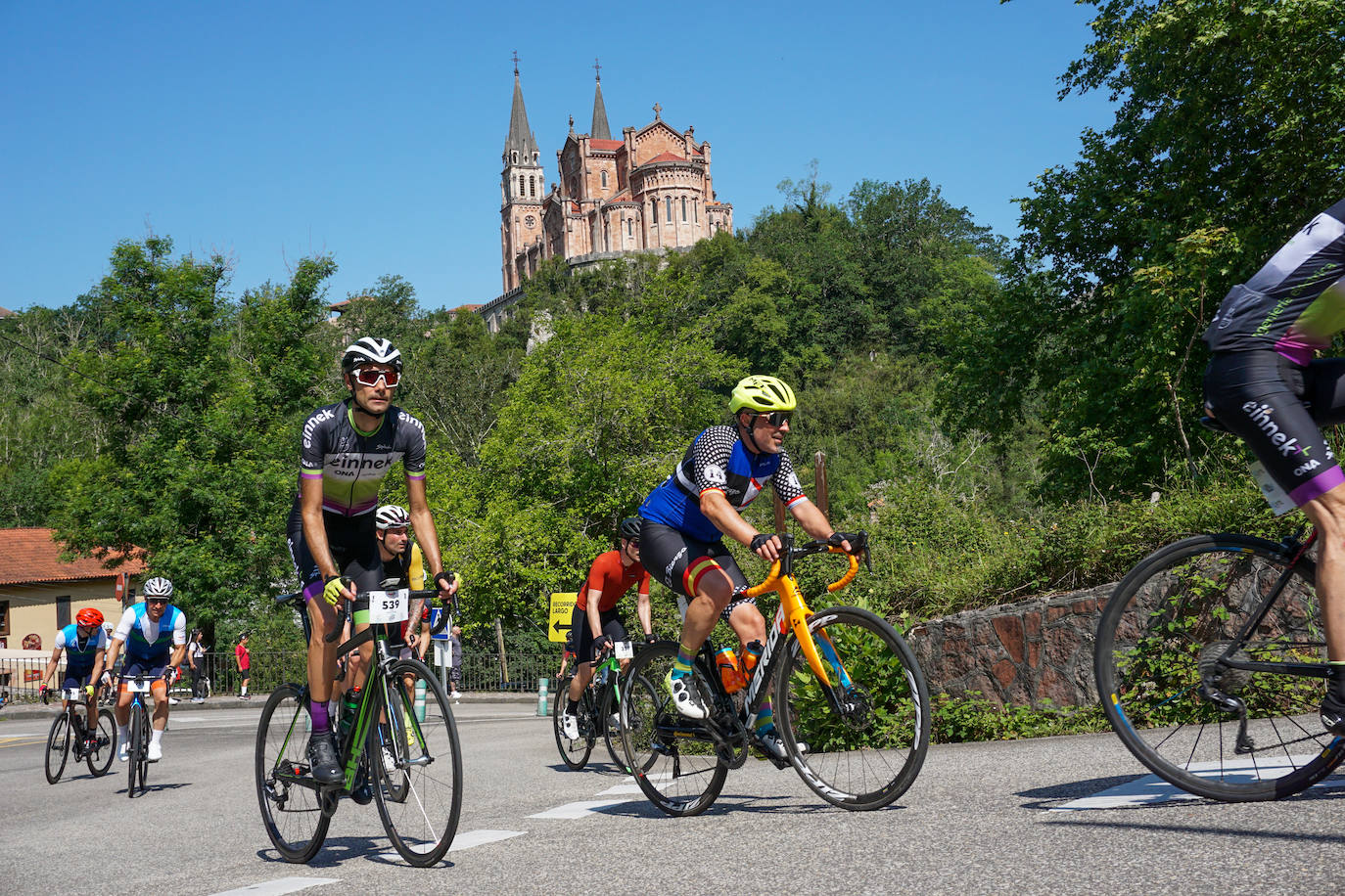 Multitudinaria cicloturista a los Lagos