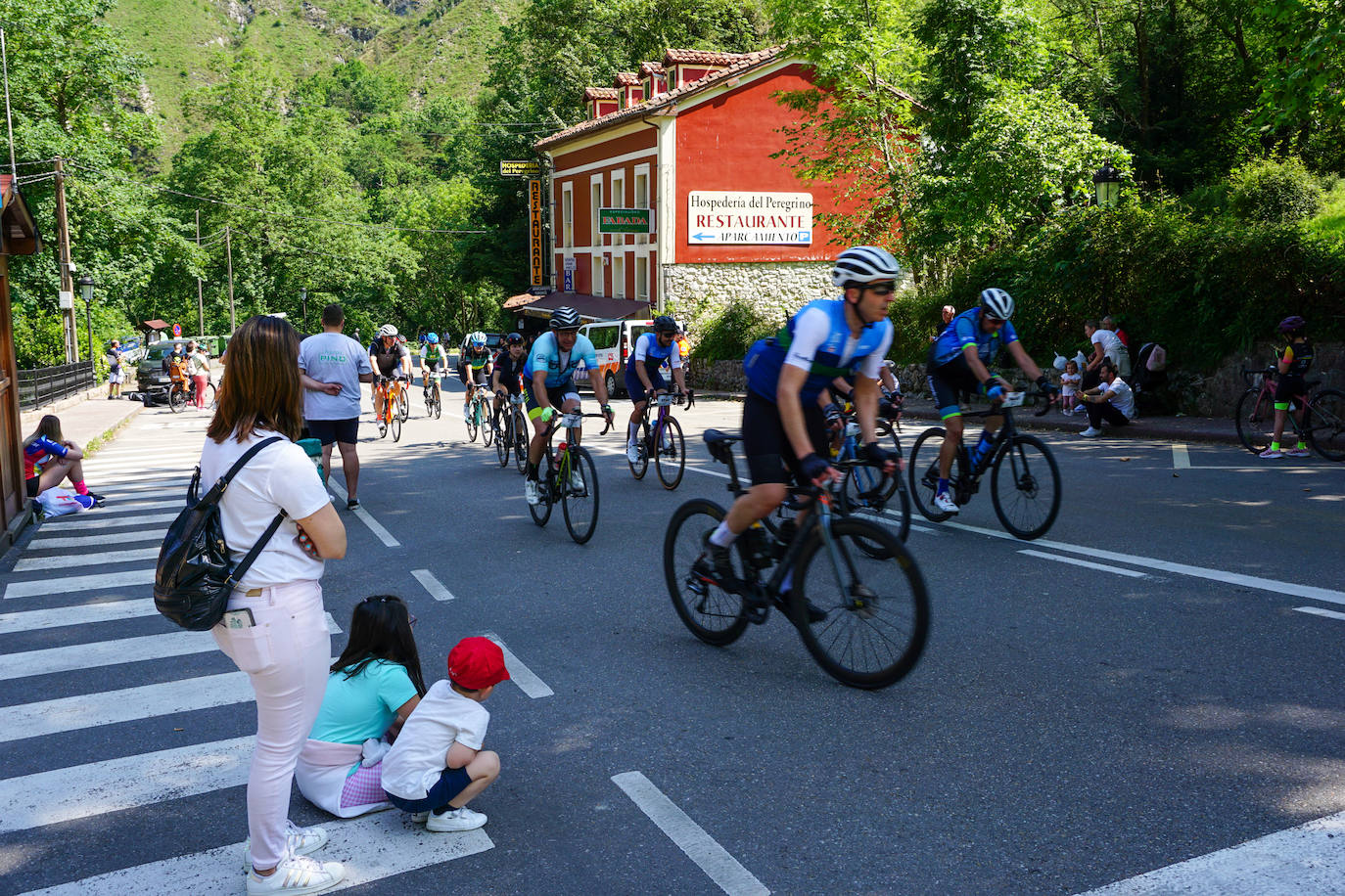 Multitudinaria cicloturista a los Lagos