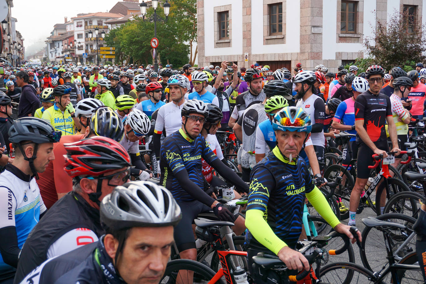 Multitudinaria cicloturista a los Lagos