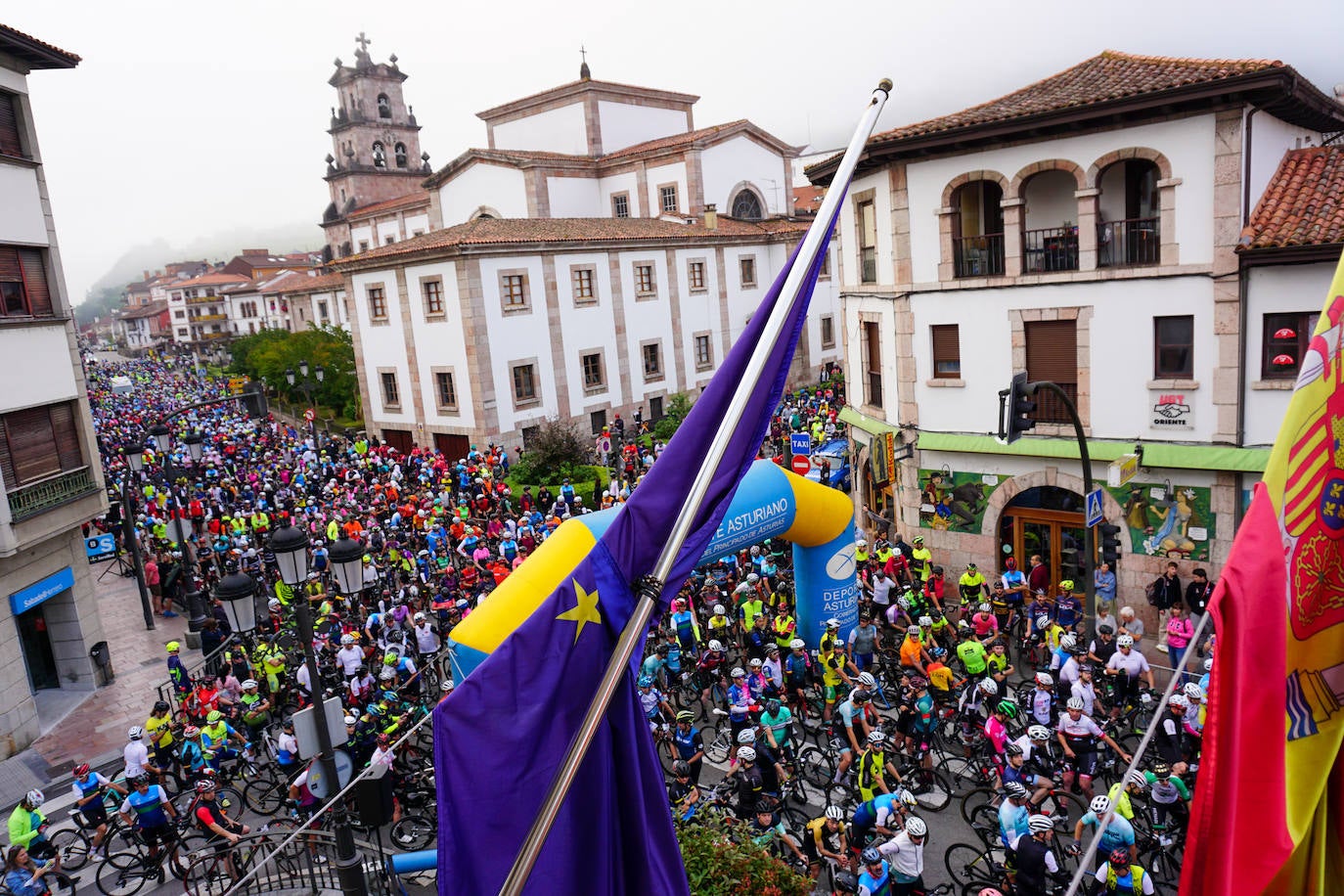 Multitudinaria cicloturista a los Lagos