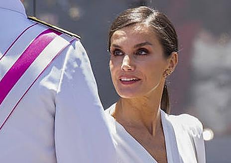Imagen secundaria 1 - Falda estampada y con toque andaluz: el &#039;look&#039; de la la Reina en el Día de las Fuerzas Armadas