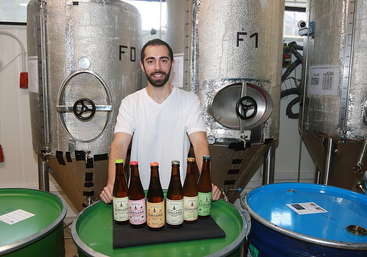 Sergio Seronero, sociofundador de Hidromiel Zángana, con las seis variedades de Zángana en el local donde elaboran sus productos.